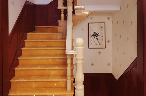 温宿中式别墅室内汉白玉石楼梯的定制安装装饰效果